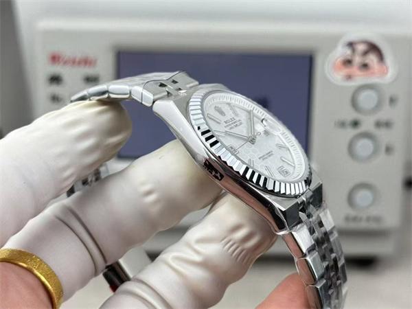 Rolex Land-Dweller 40 127334 Intense White Honeycomb Dial Fluted Bezel Flat Jubilee Bracelet Watch - الصورة 8
