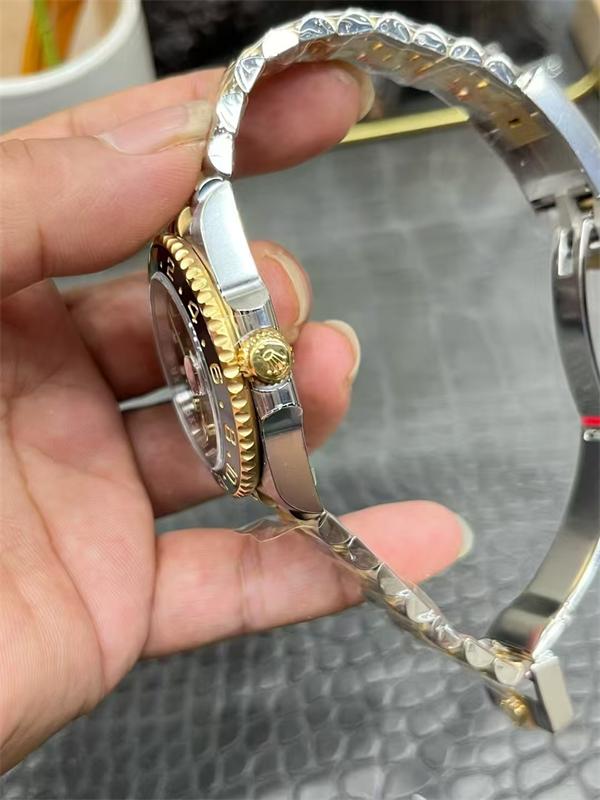Rolex GMT-Master II 40mm 126713GRNR Yellow Rolesor Black Dial Grey Black Cerachrom Bezel Jubilee Bracelet Watch - الصورة 6