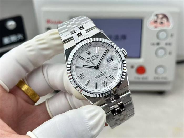 Rolex Land-Dweller 40 127334 Intense White Honeycomb Dial Fluted Bezel Flat Jubilee Bracelet Watch - الصورة 2